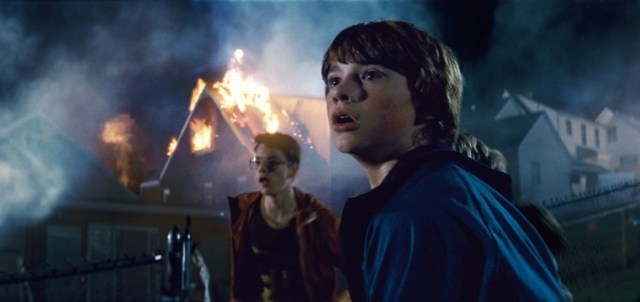 Tveir drengir að horfa á lense flare-a