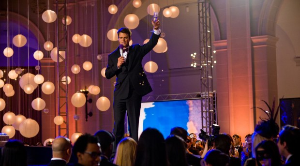 "sorrý, biðst afsökunnar fyrir að leika í When in Rome! Og þessari!"