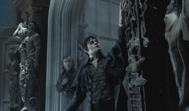 Nenniru vinsamlegast að hætta að káfa á styttunum!