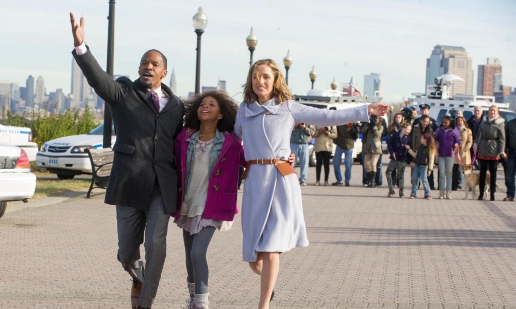 still-of-jamie-foxx-rose-byrne-and-quvenzhanc3a9-wallis-in-annie-2014-large-picture